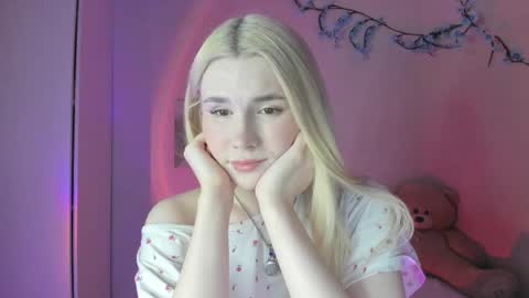 Snapshot of your_tender_doll chatting on 03/18/26, 04:43 Alice online show from 03/18/26, 04:43
