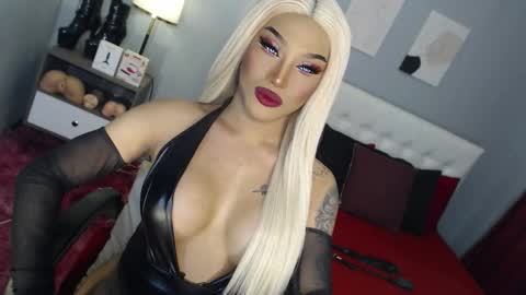 Snapshot of your_truly_goddess143 chatting on 11/20/25, 10:20 TRICXIEBELLE online show from 11/20/25, 10:20