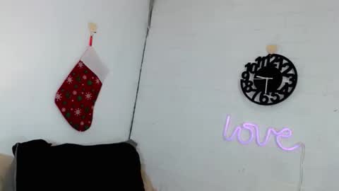 Snapshot of your_wetdreams69 chatting on 12/22/25, 02:03 luvly online show from 12/22/25, 02:03