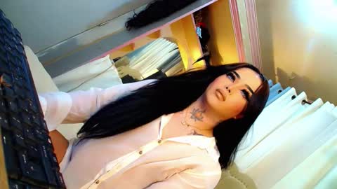 Snapshot of yourasiancockisontop chatting on 10/24/25, 12:01 kim online show from 10/24/25, 12:01