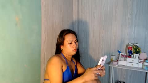 Snapshot of yourhottie_winxxx chatting on 05/27/26, 01:57 Mauie online show from 05/27/26, 01:57