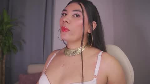 Snapshot of yourlatina_emely chatting on 02/21/26, 12:00 EMELY online show from 02/21/26, 12:00