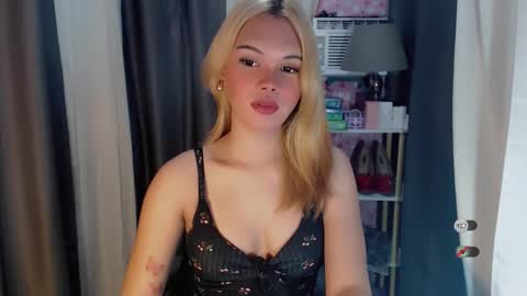 Snapshot of yourlovekylie chatting on 04/19/26, 04:01 KYLIE MORE online show from 04/19/26, 04:01