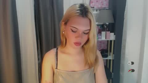 Snapshot of yourlovekylie chatting on 05/11/26, 04:04 KYLIE MORE online show from 05/11/26, 04:04