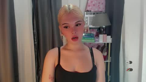 Snapshot of yourlovekylie chatting on 05/22/26, 01:17 KYLIE MORE online show from 05/22/26, 01:17