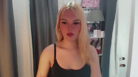 Snapshot of yourlovekylie chatting on 05/24/26, 06:07 KYLIE MORE online show from 05/24/26, 06:07
