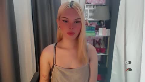 Snapshot of yourlovekylie chatting on 06/11/26, 06:22 KYLIE MORE online show from 06/11/26, 06:22