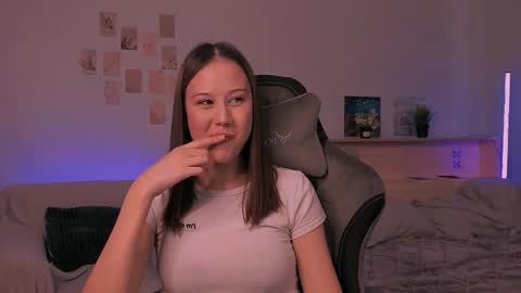 Snapshot of yourlovelystreamer chatting on 10/06/25, 11:51 Nikol online show from 10/06/25, 11:51