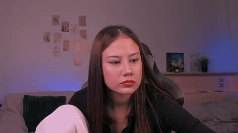 Snapshot of yourlovelystreamer chatting on 10/09/25, 12:36 Nikol online show from 10/09/25, 12:36