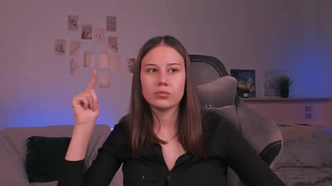 Snapshot of yourlovelystreamer chatting on 10/12/25, 08:35 Nikol online show from 10/12/25, 08:35