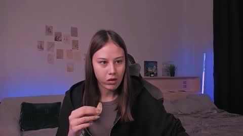 Snapshot of yourlovelystreamer chatting on 10/20/25, 10:49 Nikol online show from 10/20/25, 10:49