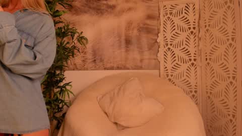 Snapshot of yourmidnightcoffee chatting on 11/28/25, 08:00 Sarah online show from 11/28/25, 08:00