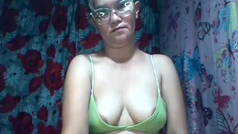 Snapshot of yourshygirl82 chatting on 06/19/26, 01:21 im MAY online show from 06/19/26, 01:21