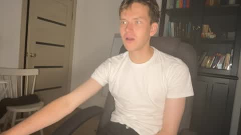 Snapshot of yoursuggarboy chatting on 09/13/25, 02:17 Mark Leon online show from 09/13/25, 02:17