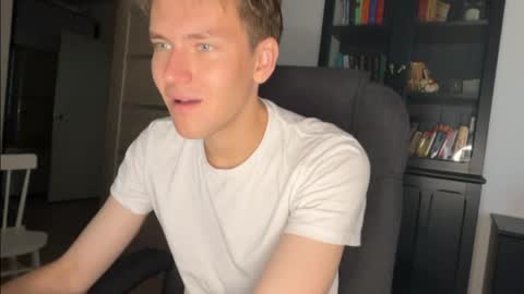 Snapshot of yoursuggarboy chatting on 09/14/25, 06:45 Mark Leon online show from 09/14/25, 06:45
