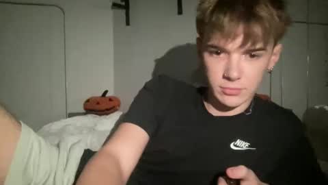 Snapshot of yoursweetyguy chatting on 12/17/25, 03:18 yoursweetyguy online show from 12/17/25, 03:18