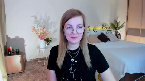 Snapshot of youruniverser chatting on 11/15/25, 10:01 Alice online show from 11/15/25, 10:01