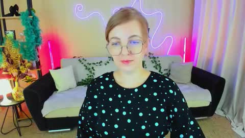 Snapshot of youruniverser chatting on 11/18/25, 09:14 Alice online show from 11/18/25, 09:14