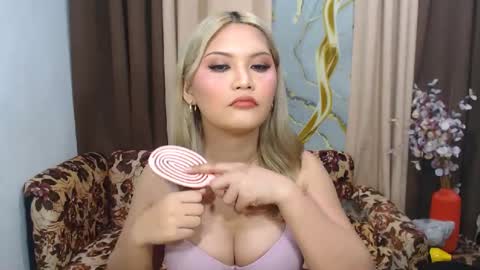 Snapshot of youungsextdeity chatting on 07/09/26, 10:52 cathy online show from 07/09/26, 10:52