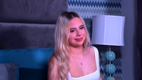 Snapshot of yssabelfox chatting on 11/24/25, 03:45 Foxie online show from 11/24/25, 03:45