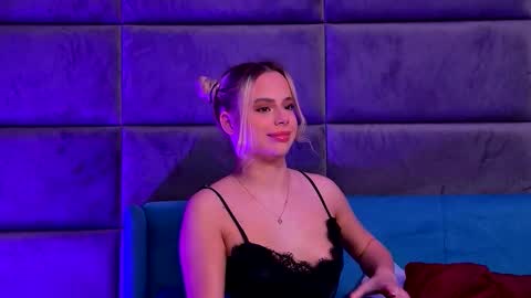 Snapshot of yssabelfox chatting on 12/15/25, 02:54 Foxie online show from 12/15/25, 02:54