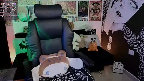    rawr   Anne Independent model      online show from 10/19/25, 12:44