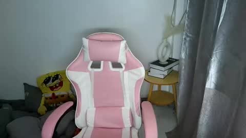 yuiji_moira2003 online show from 10/28/25, 09:46