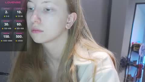 yuki_bloom online show from 10/23/25, 08:46