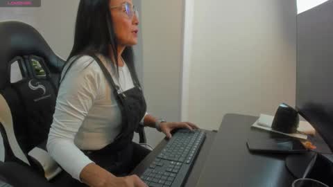 Snapshot of yulitza1025 chatting on 11/22/25, 11:31 Y U L I T Z A online show from 11/22/25, 11:31