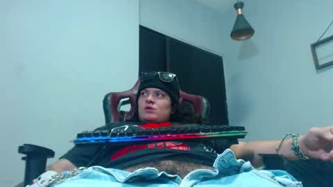 Snapshot of yumandsay chatting on 11/12/25, 07:53 Snowflake online show from 11/12/25, 07:53