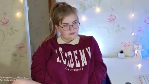 Snapshot of yumm_lolly chatting on 10/31/25, 04:30 Polly online show from 10/31/25, 04:30