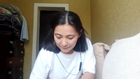 Snapshot of yuonneaquilar chatting on 10/31/25, 05:30 Yuna online show from 10/31/25, 05:30