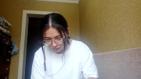 Snapshot of yuonneaquilar chatting on 11/10/25, 04:11 Yuna online show from 11/10/25, 04:11