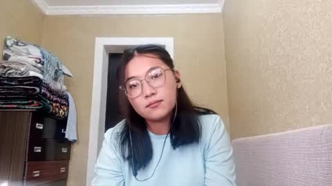 Snapshot of yuonneaquilar chatting on 11/12/25, 08:04 Yuna online show from 11/12/25, 08:04