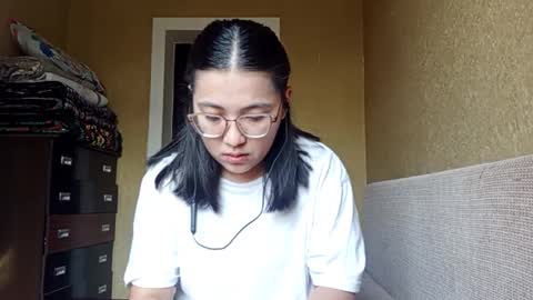 Snapshot of yuonneaquilar chatting on 11/15/25, 07:27 Yuna online show from 11/15/25, 07:27