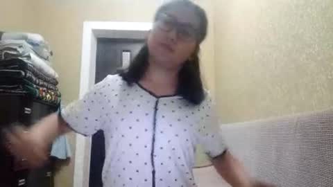 Snapshot of yuonneaquilar chatting on 11/17/25, 01:06 Yuna online show from 11/17/25, 01:06