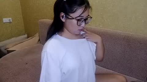 Snapshot of yuonneaquilar chatting on 11/23/25, 02:50 Yuna online show from 11/23/25, 02:50