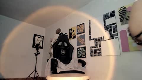 paola online show from 11/12/25, 08:52