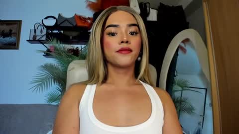 Snapshot of yvonne_guidotti chatting on 06/28/26, 01:44 Miss Cali online show from 06/28/26, 01:44