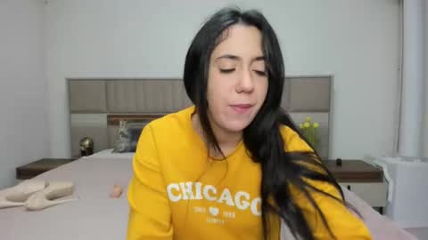 Snapshot of yvonnebabe chatting on 12/27/24, 06:35 yvonnebabe online show from 12/27/24, 06:35