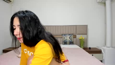 Snapshot of yvonnebabe chatting on 12/28/24, 06:28 yvonnebabe online show from 12/28/24, 06:28