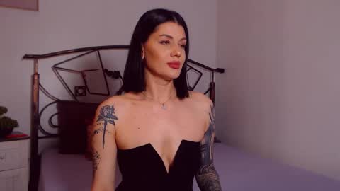 I V Y   online show from 05/18/26, 07:31