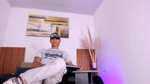 Snapshot of zander_2120 chatting on 11/11/25, 01:44 Zander online show from 11/11/25, 01:44