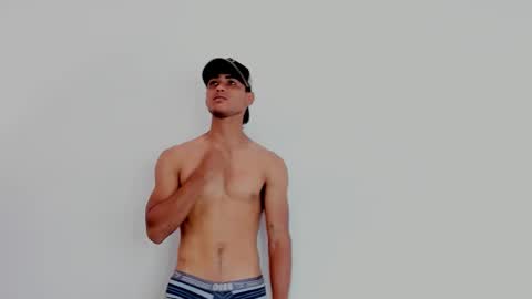 Snapshot of zander_2120 chatting on 03/15/26, 01:11 Zander online show from 03/15/26, 01:11