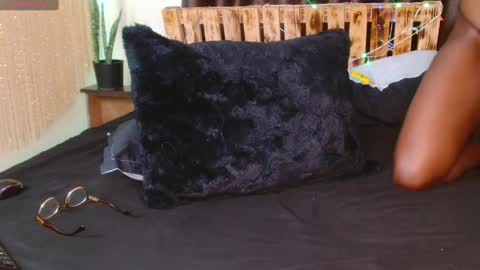 Snapshot of zara_lae chatting on 01/22/25, 11:45 nicky online show from 01/22/25, 11:45