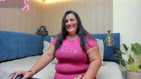 Snapshot of zara_milf_ chatting on 04/16/26, 12:06 zara online show from 04/16/26, 12:06