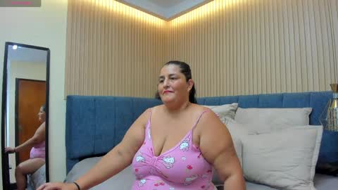 Snapshot of zara_milf_ chatting on 05/13/26, 12:02 zara online show from 05/13/26, 12:02
