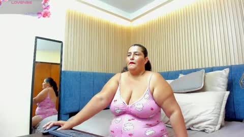 Snapshot of zara_milf_ chatting on 05/22/26, 12:11 zara online show from 05/22/26, 12:11