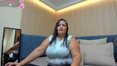 Snapshot of zara_milf_ chatting on 06/13/26, 12:14 zara online show from 06/13/26, 12:14
