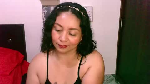 Snapshot of zaray_45bella chatting on 11/23/25, 12:43 zaray online show from 11/23/25, 12:43